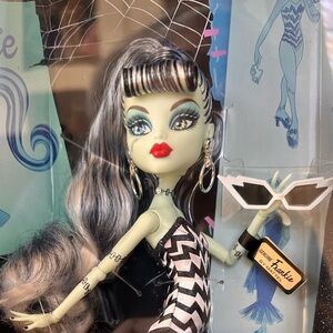 Monster High Skullector, Frankie Stein x Barbie Doll. New in box